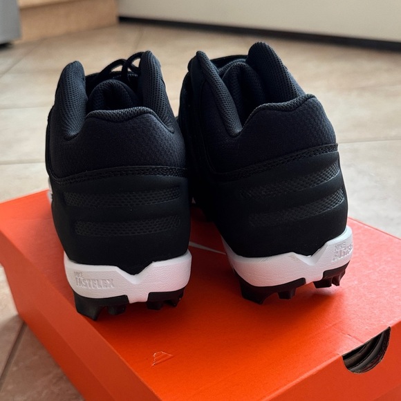 Nike Black and White Athletic Shoes NWOT - Picture 4 of 6